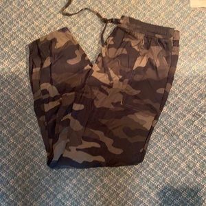 NWOT VS PINK CAMO JOGGERS SIZE LARGE
